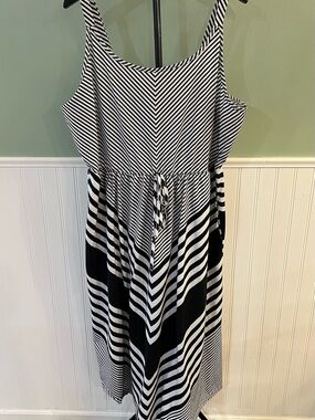 Size 18/20 BloomChic Black and White Striped Dress w/pockets & adjustable straps